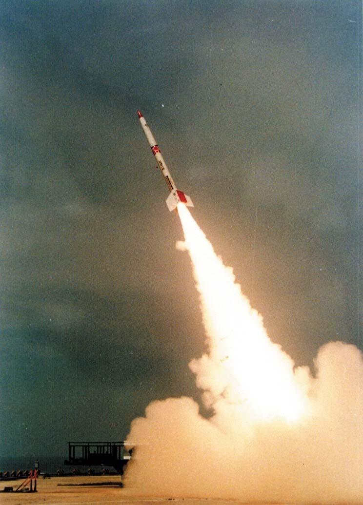 KSR-I ( 과학로켓 1 호 ) 다른이름 : KSR-420 대기상태, 오존농도, 로켓온도, 연소실온도측정 1993. 6. 3. 서해안안흥시험장에서발사 1 단고체추진로켓 96.3 초후최대고도 39km 에도달 전장 6.