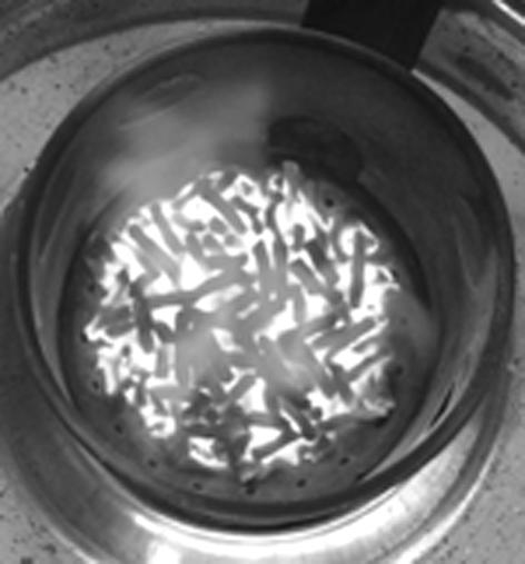 석회혼합비율별억새펠릿은 Figure 1의 grinder를통과한분쇄물에입자의직경이 11 µm 이하인공업용석회분말을무게비율로 0.0, 0.5, 1.0, 1.5, 2.0% 로혼합하여성형하였다.