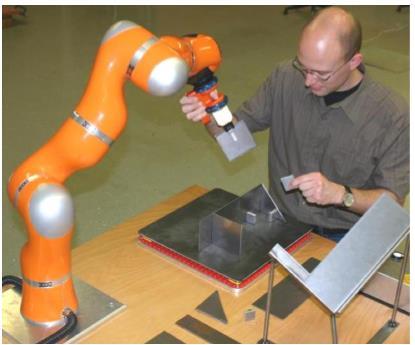 협업 Robot 인간과의직접적인상호작용을위해설계되어, 인간과함께안전하게작업할수있는 Robot 가볍고유연하며새로운작업으로이동및프로그래밍이용이충돌대응안전기술, 빠른