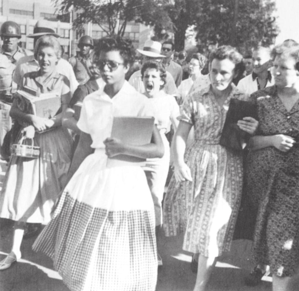 [1] 문서 7b 9월 4일, 리틀 락 나인은 광분한 백인들의 혹독한 시련을 겪으며 걸어서 센트럴 고등학교 정문에 도착하였으나 아칸소 주 방위군에 의해 통과 거부되었다. 그 백인 군중들은 야유하고, 환호하고, 소리치고, 쿵쾅거리고, 휘파람을 불었다. 리틀 락의 백인 인종차별주의자들은 학생들의 취약함이나 용감함을 보지 못했다.