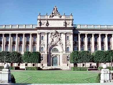 아름답고중후한중세시대유럽의건축물을보고싶은관광객이라면이곳을좋아하게될것이다. 북유럽최고의건축미를자랑하는 - 45 - Riksdagshuset, 국회의사당 스웨덴의입헌군주제헌법은 1975 년에개정되어현재에이른다.
