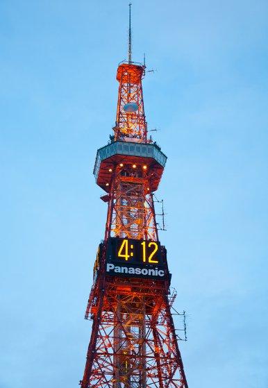 삿포로 TV 타워 (Sapporo TV Tower, さっぽろテレビ塔 ) 2011.03.06 17:59 삿포로 TV 타워 (Sapporo TV Tower, さっぽろテレ ビ塔 ) 삿포로 TV 타워는오도리공원의중심이자, 삿포로를대표하는송신탑이다. 1957년파리의에펠탑을그대로본떠만든타워이다. 높이는 150m 정도이며탑상단에전자시계가설치되어있다.