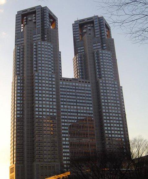 도쿄도초는 1990 년에완공된건물으로지상 243m(48 층 ) 의제 1 본청사건물과 163m(34 층 ) 의제 2 본청사두빌딩으로되어있다.