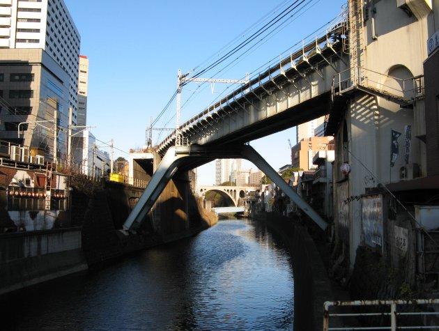 간다는도쿄도지요다구북동쪽에위치하는지역의이름이다. 도쿄도가설정되기이전의행정구역이었던도쿄시의간다구지역이다.