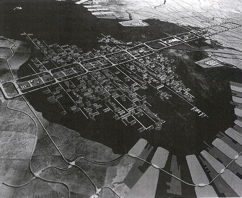 그리고 주거블록 의 각 유닛에는 공중정원이 계획됐고, 지붕에는 육상트랙 이 설치돼 자연을 극복한 새로운 지면의 가능성을 선보 였다.8) 이 같은 현대도시의 개념이 구체적으로 적용된 예 가 파리의 구도심 재개발을 위해 제안한 브와장 계획 (Plan Voisin, 1925)이다.