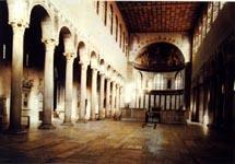 중세의건축 중세의건축은바실리카를시작으로비잔틴, 로마네스크, 고딕양식으로발전해나갔다. 반자연적이고환상적인로마네스크양식에비하여고딕은사실주의성향을띄었다.