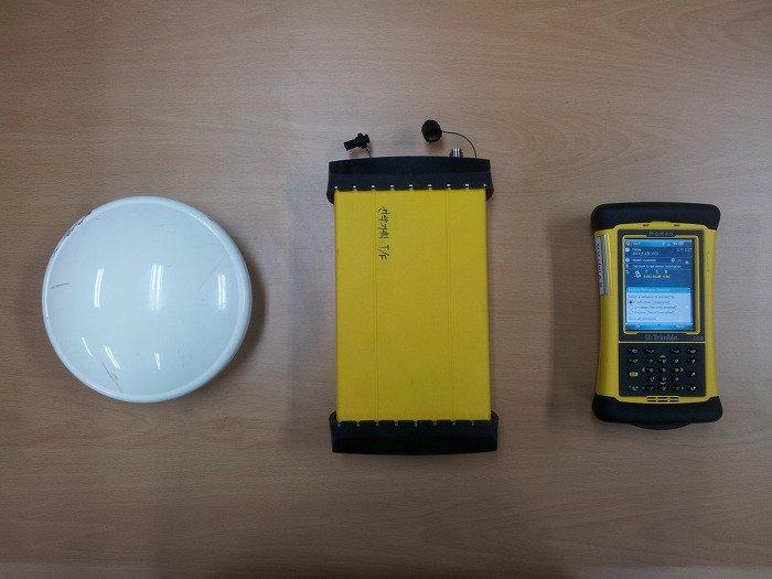 GNSS 사용지침서 (3) - ProXRT 수신기와 Nomad 단말기연결하기 2013.03.18 01:31 간단하게 GNSS 장비설정을알아보겠습니다. 중요한장비는아래그림과같이외장형안테나, GNSS 수신기, GNSS 단말기가있습니다.