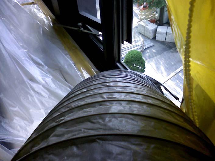 비닐막속에서석면먼지가외부로비산되지않도록헤파필터가장착된공기흡입기 ( 음압기 ) 가계속가동해야한다.
