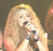 25 빈칸에들어갈말로알맞은것은? Shakira es una cantante colombiana famosa en todo el mundo. Nació en Barranquilla. escribía poemas que siempre terminaban en canciones.