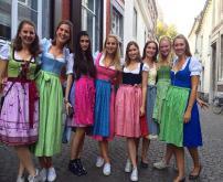 24 전통의상디른들 (Dirndl) 에관한글이다. 내용과일치하지않는것은? Das Wort Dirndl kommt aus Bayern und Österreich. Dirne heißt Mädchen. Ein Dirndl ist also ein Kleid für Mädchen.