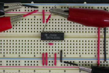 이과정을통해브레드보드의접점불량이나부품의동작불량등의문제점도찾아낼수있다. 그림 2-13은 +5 V의입력전원이정확히 74LS08에인가되고있는지를디지털멀티미터를이용하여확인하는그림이다. 그림 2-13 (a) 와그림 2-13 (b) 의그림에서 7번핀과 14번핀을직접체크하여접지전압과 +V CC 전압을확인하고있다.
