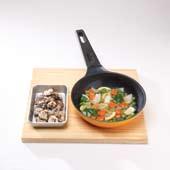2 미리예열한에어프라이어에표고버섯을넣고 180 에서 15~17 분간노릇하게튀긴다.