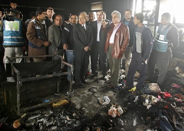 John Ging (5th R), head of the United Nations Relief and Works Agency (UNRWA) operations i n Gaza, visits a U.N.-run school in the northern Gaza Strip January 17, 2009.