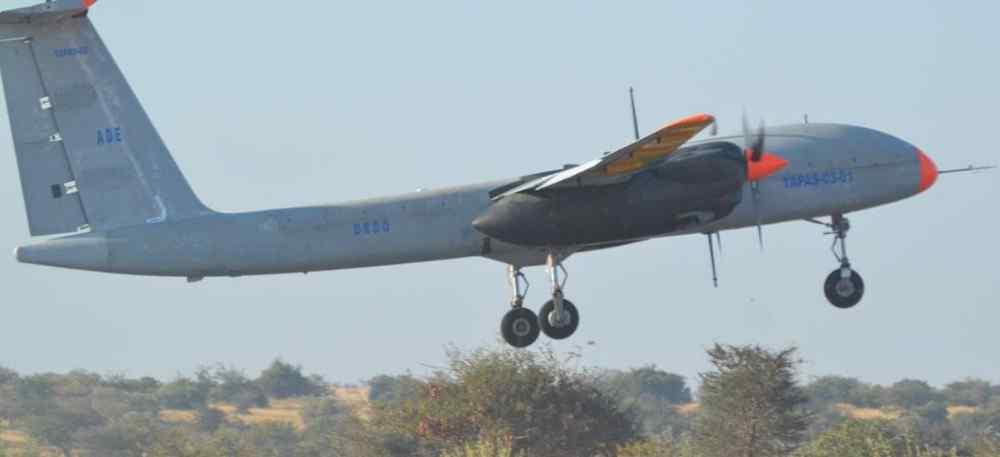 인도, ' 루스톰 -2' 무인기첫비행시험완료 m 인도국방연구개발기구 (DRDO) 는중고도장기체공무인기루스톰 -2(Rustom-2) 를개발중이며, 2020 년에는전력화를추진할계획임.