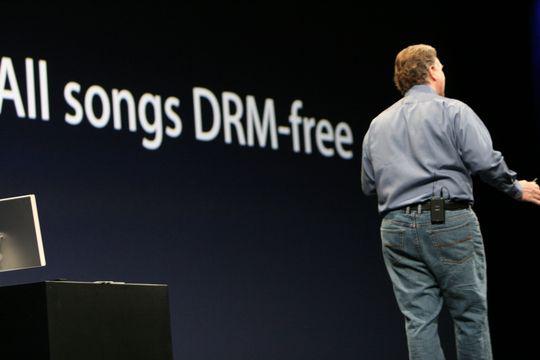 07 스티브잡스의결단 : DRM-free 음악 2007년애플의스티브잡스가 Thoughts on Music 이라는이메일을통해 DRM-free 음악 에대한생각을밝힌이후, 애플아이튠즈를시작으로대부분의온라인음악서비스들이 DRM이적용되지않은 MP3 음악을제공하게되었습니다. 그림 7.