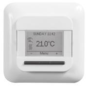 3 ZASADY NAWIGACJI NRG-DM to termostat wyposażony w duży i wyraźny wyświetlacz o wielkości 1,8". 1. Włącznik główny 2. Dzień i godzina 3. Tryb pracy 4. Symbol załączenia ogrzewania 5. Temperatura 6.