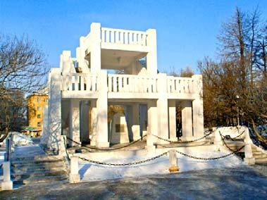 무르만스크주 -Мурманская область 53 명의희생자가이기념관안명단에올라가있으며이들의희생을기리기위한기념관이다. 기념관앞에는바닷물이든캡슐위에선박의닻을상징하는모형이있으며이는희생자들의무덤을상징한다. 그옆에는 2009년 6월 15일러시아해군의날을맞이하여핵잠수함쿠르스크 (Курск) 호희생자들을기리는쿠르스크선체일부로구성된기념비가서있다.