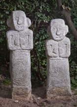 5(h)cm 外 1 점 추정가 1,200,000-3,000,000 009 벅수한쌍 Stone Sculptures