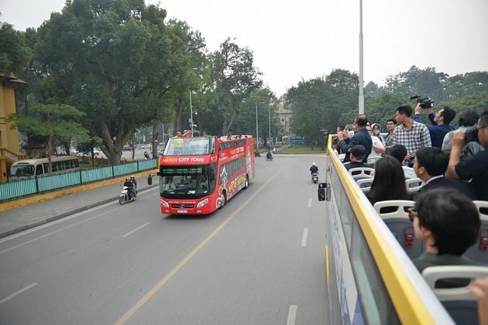 이에앞서하노이운송총공사 (Transerco) 가 5 월부터 2 층관광버스 ' 시티투어 (City Tour)' 를운영하고잇으며, 시의 2 층관광버스운행은 " 탕롱 - 하노이시티투어 " 가 2 번째노선이된다.