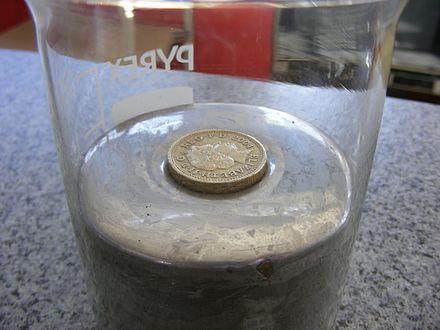 액체상태의수은위에 British pound coin 이부력에의해떠있다.
