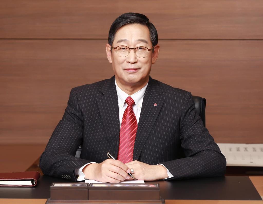 2018 LG Hausys Business Report CEO 인사말 03 LG하우시스는 2019년에 고객의삶을바꿀수있는감동 을, 경쟁자보다앞서, 지속적으로제공 하는것에모든역량과자원을집중할것입니다. 고객의삶을바꿀수있는감동을주기위해고객중심의제품개발에 R&D에서영업에이르는전부문이유기체처럼협력할수있는구조를만들겠습니다.