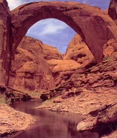 Glen Canyon National Recreation Area는사막에있는오아시스입니다. 이지역은빨간색사암과사막식물로구성된해안 1,800 마일의 Lake Powell을둘러쌉니다.