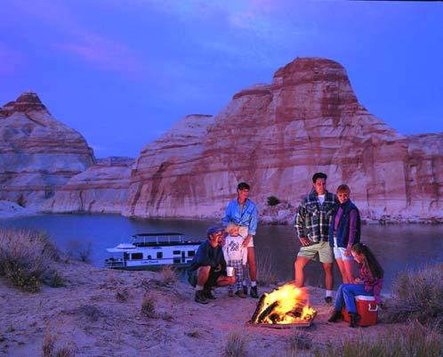 Bridge National Monument 는 Glen Canyon Area에위치하고보트로간편하게도착할수있으며, Halls Crossing Marina에서관광이시작됩니다.