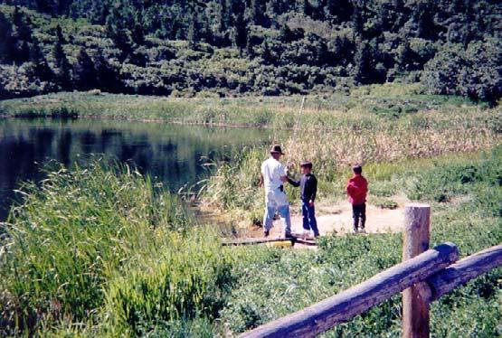 이두장소에서호수, 다양한식생및풍부한야생동물을찾아볼수있습니다. La Sal Mountains 봉우리의높이는산기슭 4,000 피트 (1,312 미터 ) 에서 13,000 피트 (4,000 미터 ) 이상입니다. 아산의기후및경치는주위의빨간바위및사막과대조합니다.