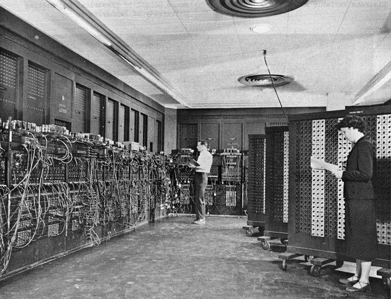 에니악 (ENIAC) 컴퓨터의모습 크기 (H D W) : 2.4m 0.