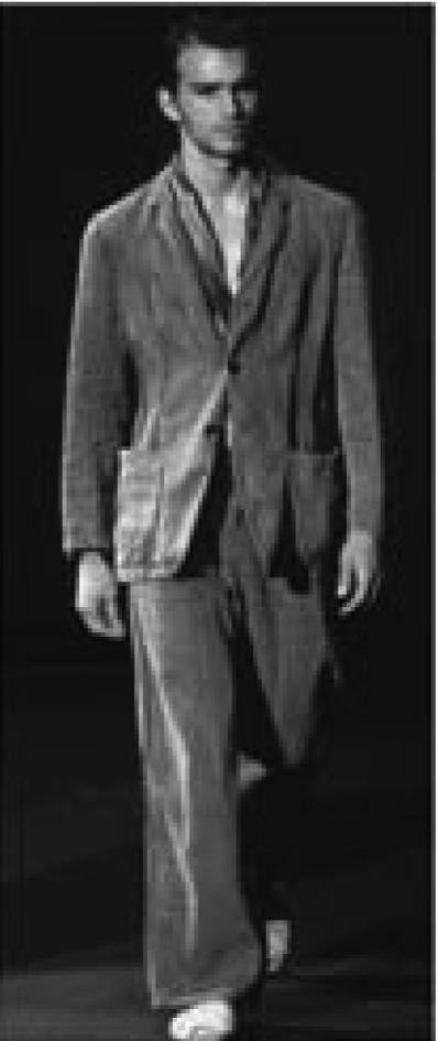 아르마니의 남성복 디자인 특성에 관한 연구 609 트한 자켓의 형태가 아닌 운동선수의 바지처럼 헐렁한 이미지 의 글래머러스한 자켓, 만다린 칼라의 벨벳셔츠, 악어의 새틴 의 라인으로 나타나고 있다(Fig.5-8).