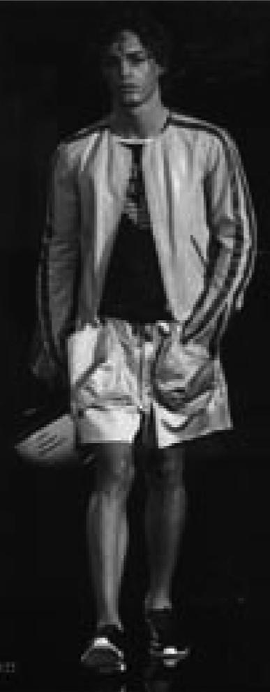2007 S/S에는 캐쥬얼을 기본으로 한 포멀 엘레강스로 남성 실루엣 : 아르마니는 그의 옷을 사회적으로 성공한 남성의 의 클래식한 멋과 시크함을 상징하는 특유의 실루엣을 고집하 품위와 우아함의 상징을 염두에 두었기 때문에 인체를 구속하 고 있다.