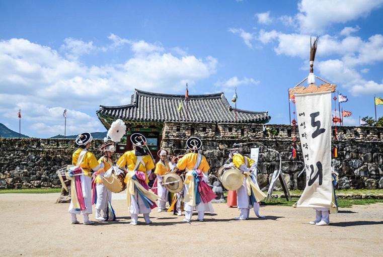 Jongno-gu, Seoul, Korea (03045) 국립민속박물관정문경북궁역주차장세종문화회관조계사광화문역 정독도서관 인사동 안국역 이용안내 개관및관람시간 03~05월 09:00-18:00(17:00까지입장 ) 06~08월 09:00-18:30(17:30까지입장