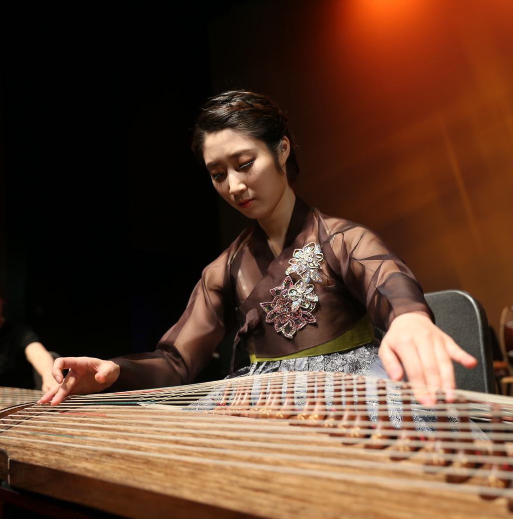 가야금앙상블과연희한마당 농현정담 Gayageum Ensemble & Yeonhui Hanmadang Nongheonjeongdam 2018.04.14. SAT( 토 ) 3:00 p.m. 제 1037 회토요상설공연 The 1037th Saturday Performance 이번공연은가야금앙상블 농현정담 이선보이는 25현가야금연주와전통연희로구성되었다.