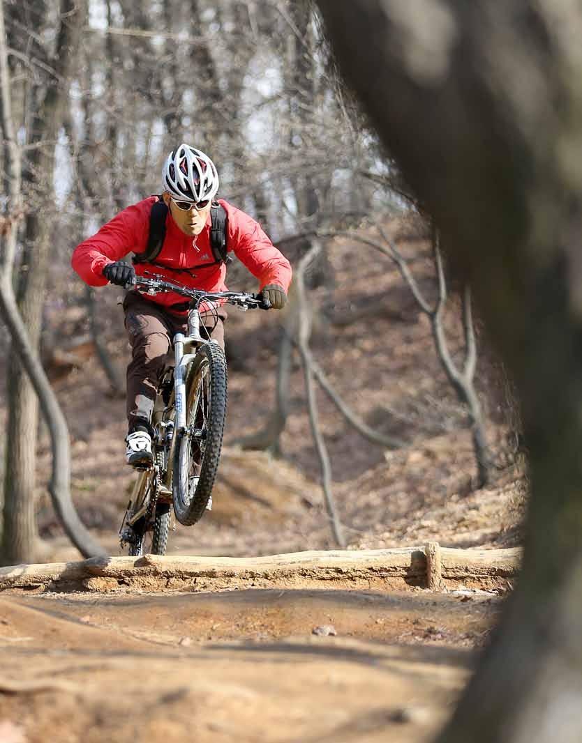 산악자전거마니아, 남제석예측불허의코스위험하지만짜릿하다 산악자전거 (MTB, Mountain Bike) 는체력의극한을요구하고부상할가능성도상존하는 익스트림스포츠 다. 실제로산악자전거를즐기는사람들의몸에는생채기가무수하다. 1주일에두세번씩자전거를타고산으로향하는남제석 (46) 씨의종아리에도군데군데상처가남아있다. 약사인그는우연히산악자전거에입문했다.