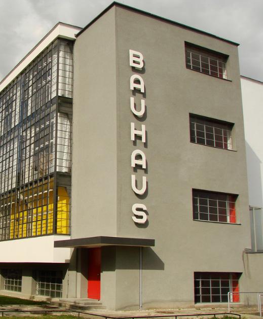 독일의예술문화 1. 바우하우스 (Bauhaus) 1919년건축가발터그로피우스 (Walter Gropius, 1883-1969) 가미술학교와공예학교를병합하여설립한바우하우스 (Bauhaus) 의주된이념은건축을주축으로삼고예술과기술을종합하려는것이었다. 바우하우스는 1933년나치에의해완전히폐쇄되었으나바우하우스의이념은이후독일보다는오히려미국에서꽃을피우게된다.