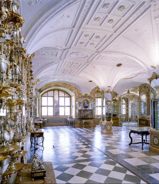 바우하우스의교수법과교육이념은전세계에스며들어오늘날현대조형예술분야에지대한영향을미쳤다. 2. 드레스덴국립미술관 (Staatliche Kunstsammlungen Dresden) 독일바로크양식의최고걸작이라불리는츠빙어궁전 (Zwinger) 내에있으며세계에서가장아름다운미술관중하나이다. 이곳은아우구스트대공이 1560년에세운미술품진열실에서출발한다.