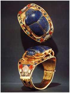 ( 좌 )[ 도판 4] Scarab bracelet, gold open work encrusted with lapis lazuli, B.C.