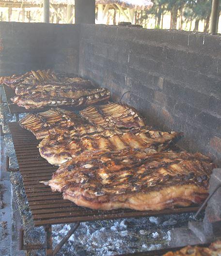4. 아사도 (asado) 아르헨티나는 대평원 팜파스를 중심으로 유목 생활을 하던 목동을 가우초(gaucho) 라고