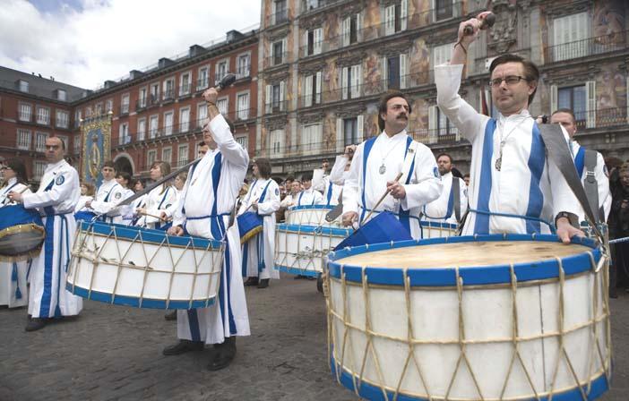 무슬림과기독교인축제 (Fiestas de Moros y Cristianos) 이축제는이베리아반도에서무슬림세력과기독교인세력이공존하던시기를기념하기위해개최된다. 남동부지중해연안지역에서행해지며, 특히발렌시아자치주알리칸테 (Alicante) 근교의알코이 (Alcoy) 의축제가가장유명하다.