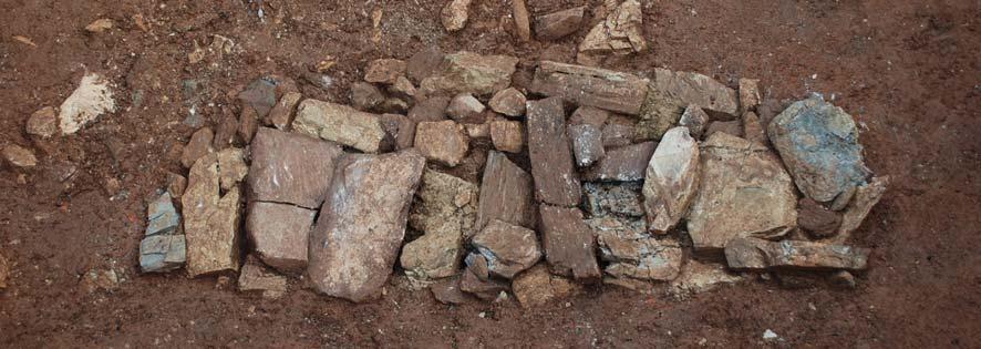 사적제446 호영월정양산성내성건물지내유적 21 발굴조사약보고서는 Ⅶ층명갈색점토층에서확인되었다. 배수로가확인된 Ⅹ층암갈색사질점토층보다상위에위치하고있어성곽이축성되고사용하는기간에축조된것으로판단된다. 석곽상부에는개석 8매가반파되거나깨어진채확인되었다.