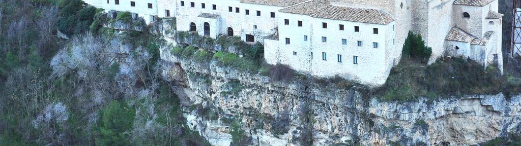 Normalmente son antiguos edificios como palacios y castillos en ciudades antiguas o hermosos entornos naturales. El primer parador abrió sus puertas en la Sierra de Gredos en 1928.