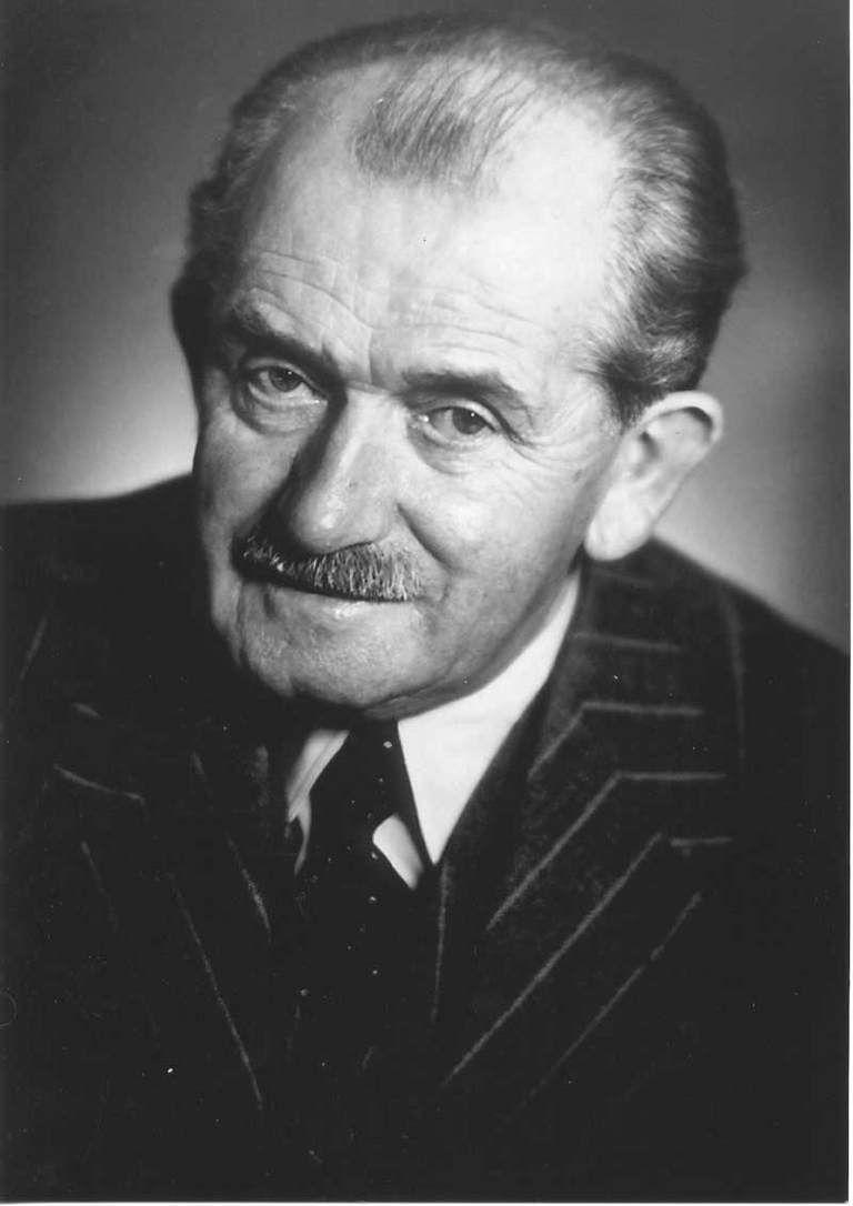 Dr. Ferdinand Porsche 포르쉐박사 (1875~1951) 는히틀러의명령으로 1938년