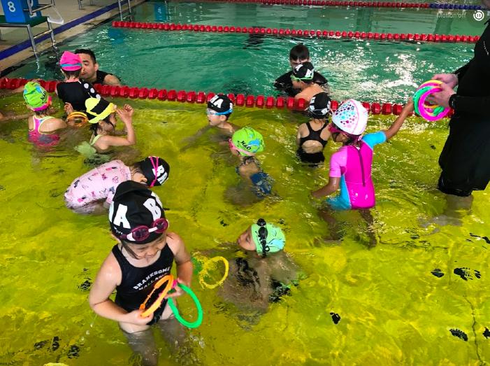 이 기간 동안 학생들은 수영 선생님들과 함께 수영장에 안전하고 편안하게 적응하면서 수영 실력을 키워나가게 될 것입니다. 풀 안에서 다양한 활동과 게임을 하면서 호흡 과 동작을 익히게 될 것입니다. 어린 학생들과 함께 재미있고 편안한 환경에서 물과 친숙해 지고 수영을 배울 수 있게 되어 기쁩니다!