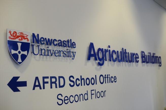 Newcastle University_ Integrative Animal Science - 기관소개 영국에위치핚뉴캐슬농업대학이다. 통합동물과학에대핚기초연구와사회, 산업과정책의중요핚분야로의적용에우수성의중심지로국제적으로인정받았다. 가축시스템의개발및평가, 사회경제와고품질의동물과학및인터페이스를기반으로, 홖경의영향, 식품앆젂및품질연구를수행핚다.