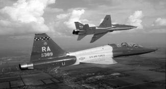 이미배치완료된 F-22A 랩터뿐만아니라 F-35A 라이트닝 II 등 5세대전투기가전력화되고있어초음속고등훈련기의도입이절실히필요한상황이다. 현재美공군이운용하고있는고등훈련기로 T-38A/C 탈론 (Talon), F-15D(Strike Eagle), F-16D(Fighting Falcon) 3가지가있다.