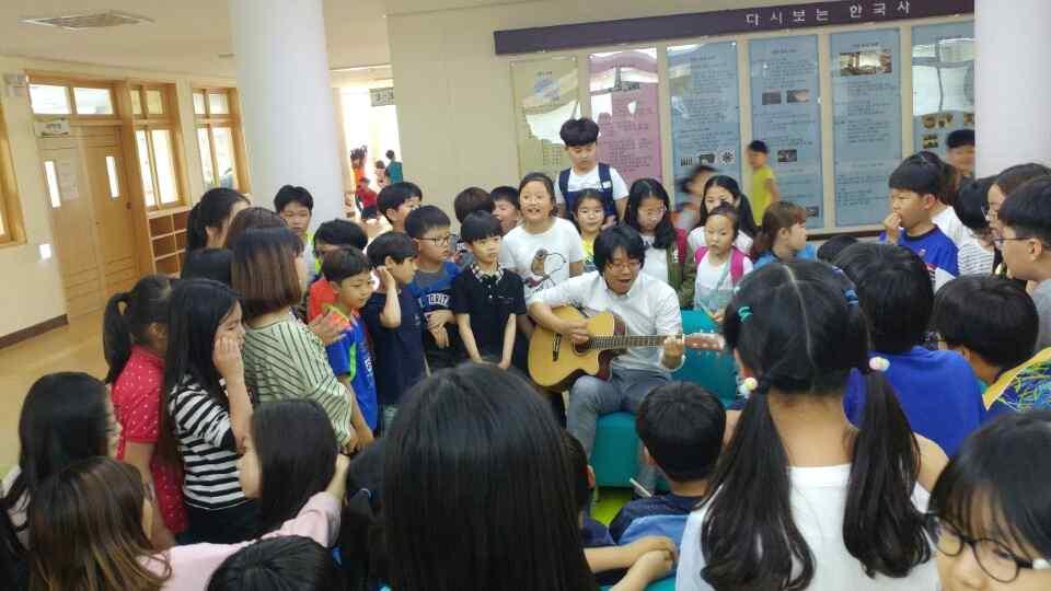 학교화면내용및시사점 # 학교공간재구성 -쉼과놀이, 학생들을위한장소고민 -민주적인학생자치를위한장소마련