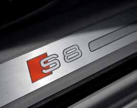 Audi exclusive 쿨박스 +6 C ~ -6 C 범위로온도조절, 1 리터병 2 개를담을수있는수납공간. LED 실내조명. quattro GmbH 제조. 알루미늄인레이포함도어실트림무드조명과결합하여조명됨.