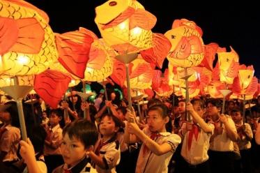 수능 따라잡기 4. Tết Trung thu 중추절 - 추석 Tết Trung thu ở Việt Nam là ngày 15 tháng 8 âm lịch hàng năm. Hiện nay, Trung thu được xem như là một ngày tết lớn dành cho trẻ em.
