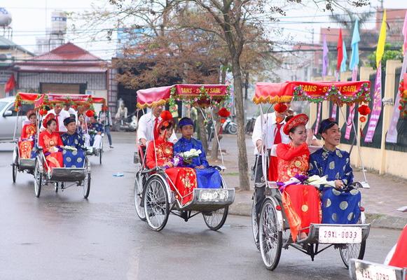 * phổ biến : 보편적인 * đám cưới : 결혼식 씩로는 교통수단 중 하나로 바퀴가 세 개이다. 씩로는 앞쪽에 손님을 위한 앉을 자리가 하나 있 고, 뒤쪽에 운전자를 위한 자리가 하나 있다. 예전에, 씩로는 베트남에서 꽤 보편적인 차량 중 하 나였다.