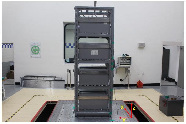 6과같이진동대가가진되는방향과동일한방향을고려하여베이스플레이트 (base plate) 와함께설치하였다. 베이스플레이트는 M12 볼트 44개를사용하여토크 770 kgf cm로내진시험테이블과거동이일치하도록흔들림없게고정하였다. 베이스플레이트와실험체는 M16 볼트 10개를사용하여토크 1940 kgf cm로장착하였다.